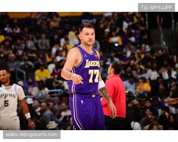 东契奇钻缝抛投命中被吹无效 雷迪克詹姆斯集体抗议判罚尺度